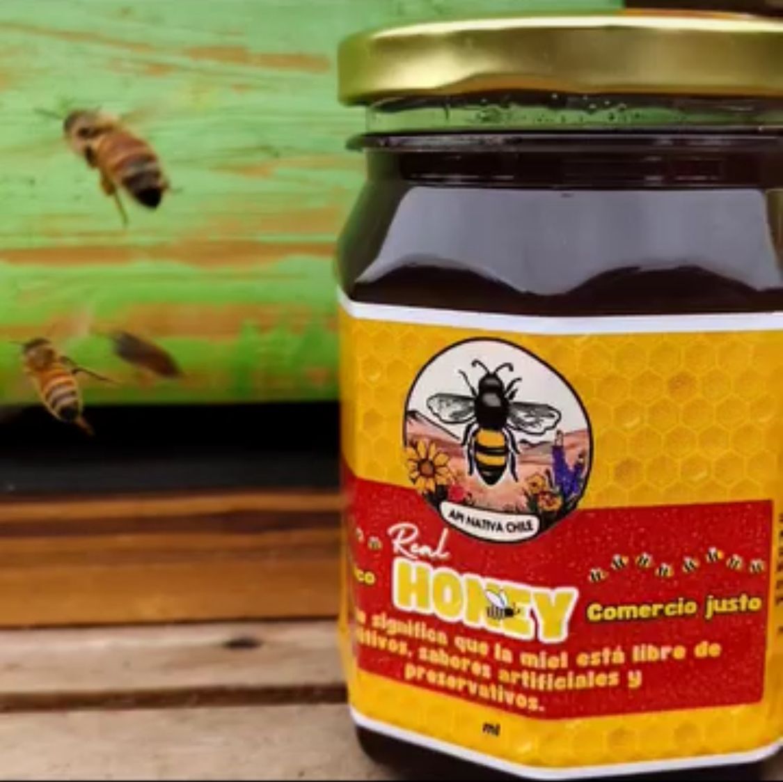 Frasco de miel dorada